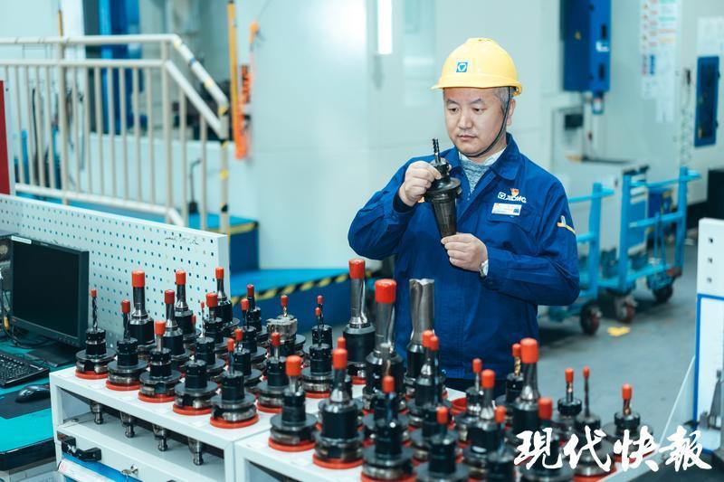 走近功勛模范｜數(shù)控機床上的“頂級工匠”孟維：在精密部件上“雕刻”出中國制造(圖3)