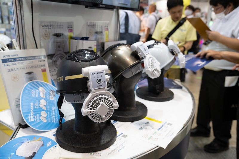 科技創(chuàng)新世界潮風扇夾克、頸部冷卻器、高溫提示手表……東京博覽會上的抗暑“新玩意兒”(圖2)