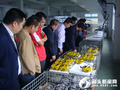 九游體育廣州工程機械配件協(xié)會來我縣恒威公司考察(圖1)