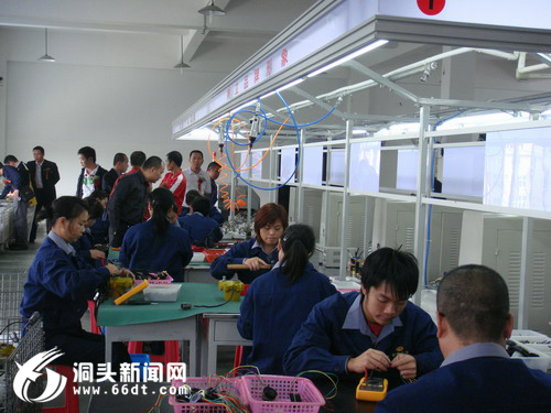 九游體育廣州工程機械配件協(xié)會來我縣恒威公司考察(圖2)