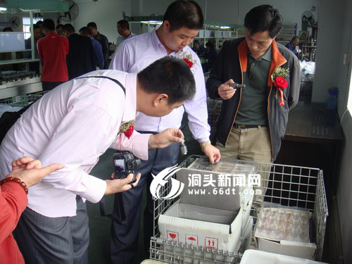 九游體育廣州工程機械配件協(xié)會來我縣恒威公司考察(圖4)